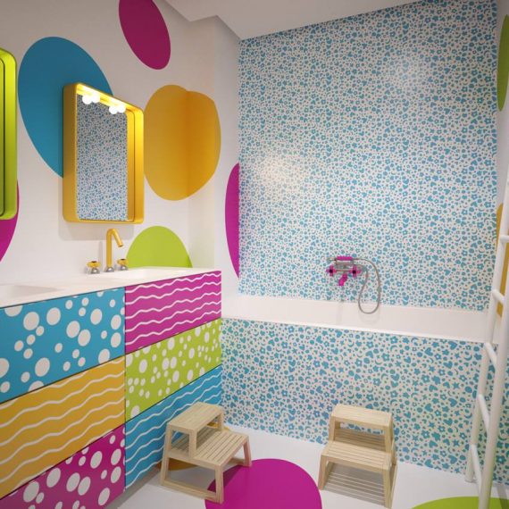 Coloratissimo bagno per bambini con pareti e pavimento in resina con decorazioni applicate